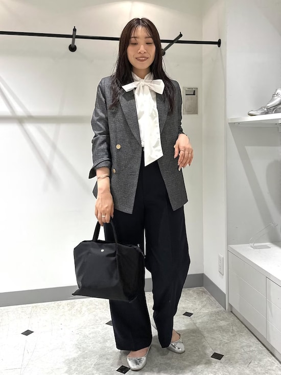 ジャケットのインナーにも大活躍するボウタイブラウス　出典：WEAR
