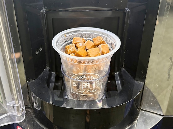 「セブン-イレブン」店内にある専用マシンにいれて作ります！