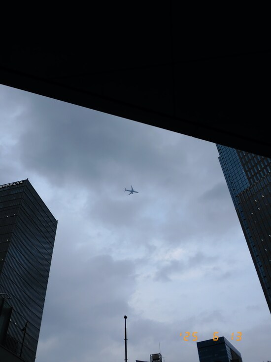 見上げたら飛行機