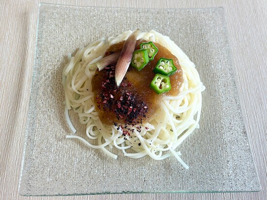 筆者はオクラとミョウガをトッピングしてみました！ 