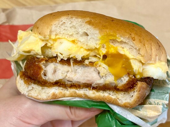 食べ進めるごとにひろがる、とろ～りタマゴの贅沢感！ 和風チキンカツとの相性抜群です 