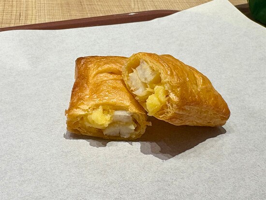 サクサクのパイ生地の中には、カスタードクリームとおもちが！ 