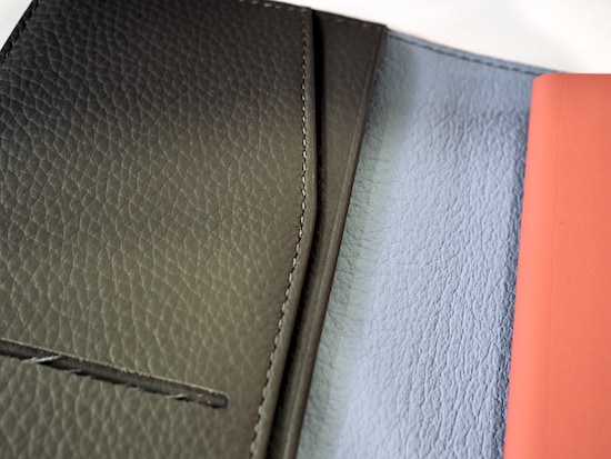 革カバーの裏側