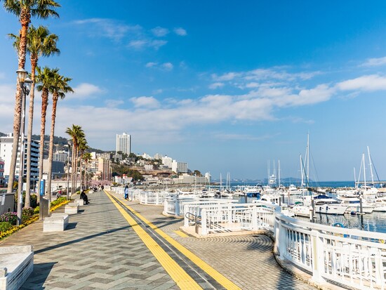 地中海北部のリゾート地のイメージで整備された親水公園 ©熱海市