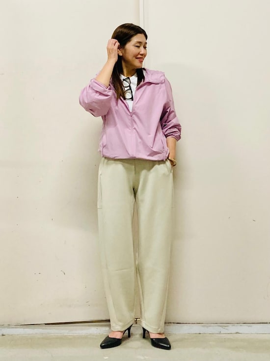 スウェットパンツもカーブを描くシルエットで新鮮！  出典：StyleHint