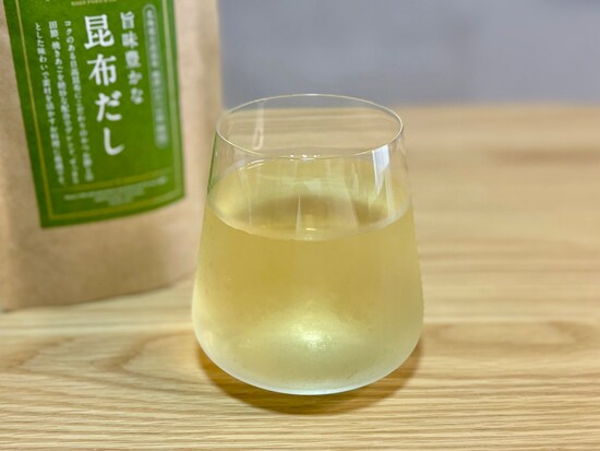 だしパック1包に水400mlを加え、約8時間おくだけで冷やし昆布だしの完成です！