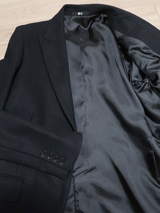 控えめな光沢感のある裏地がついています