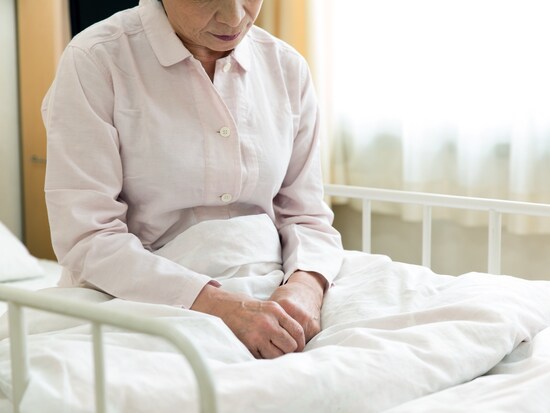 元気だった義母が「すっかり病人」になってしまった……（画像：PIXTA）