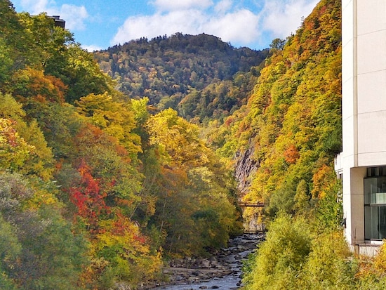 絵画の世界に迷い込んだかのような定山渓の紅葉（北海道）※撮影：大谷修一