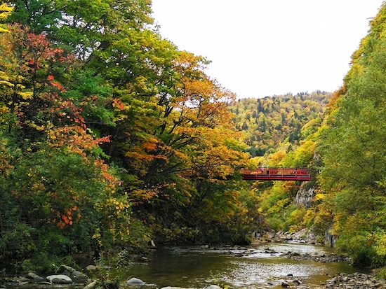 定山渓の名所「二見吊橋」と紅葉の渓谷（北海道）※撮影：大谷修一