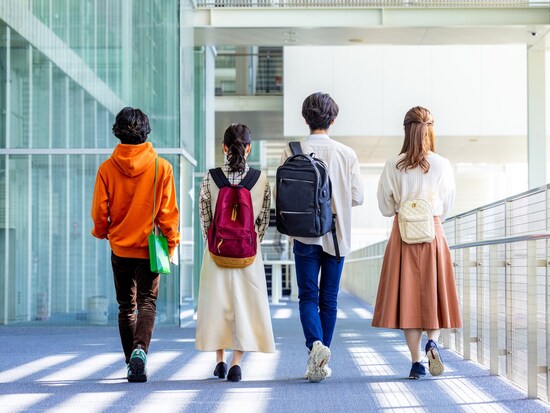 ゼミ仲間と付き合うことになったけれど（画像：PIXTA）