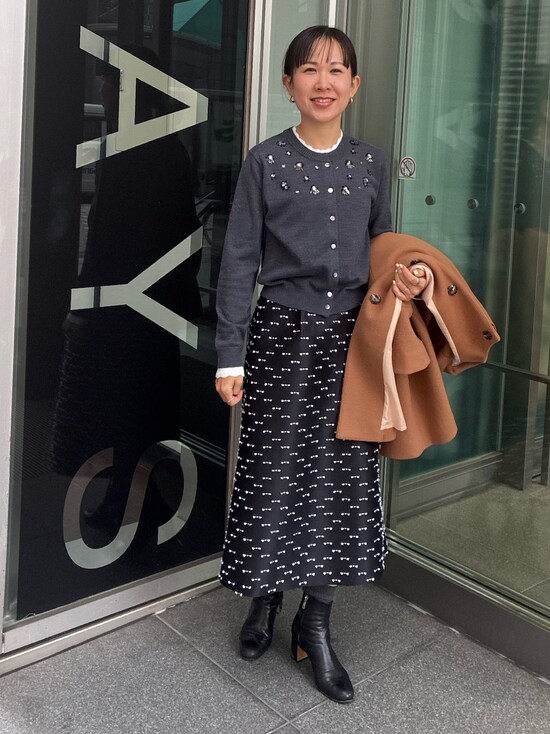 【OKコーデ】ビジューつきトップスは一枚で様になります　出典：WEAR