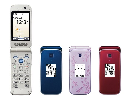 NTTドコモundefinedらくらくホン６は3色。シルバー、ネイビー、ラベンダー、レッドが用意されている（画像をクリックして拡大）
