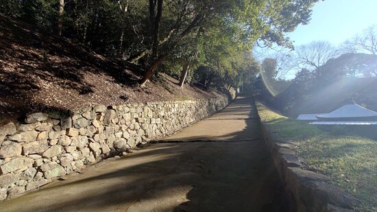 大手門から天秤櫓へ向かう坂道