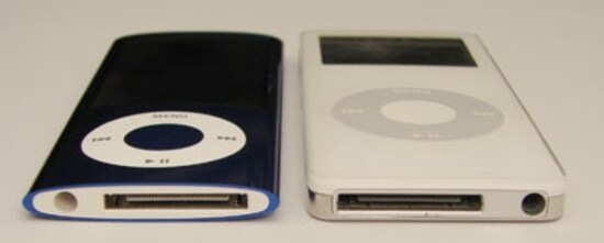 左が新型。undefined右が初代iPod nano.