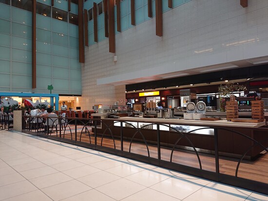 吹き抜け空間と合わせて全128席。パリのビストロをイメージした「ロイヤルホスト新横浜駅ビル店」がオープン（2019年7月29日撮影）