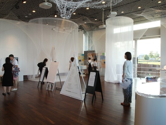 「ファースト・コンタクト」をテーマにした作品展示のほか、さまざまなダンスワークショップやトークイベントなども開催