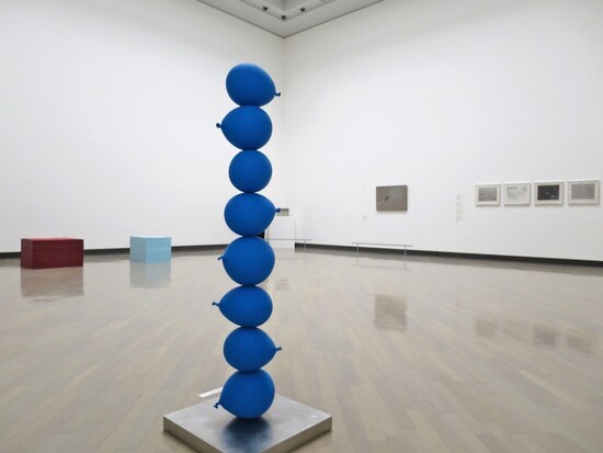 8つの青い風船のオブジェは3ヵ所に展示されています。ギムホンソック《8つの息（MATERIAL）》2014