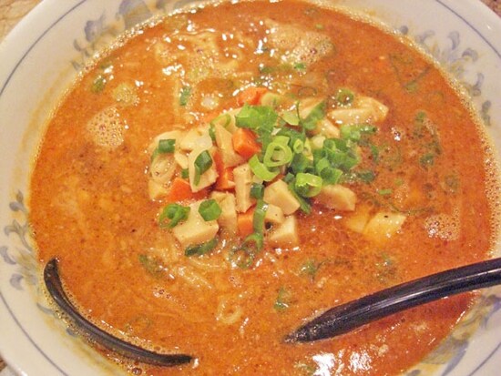 野菜をプラスした野菜たんたん麺。コクのあるピリ辛のごまスープにコシのある麺が美味！
