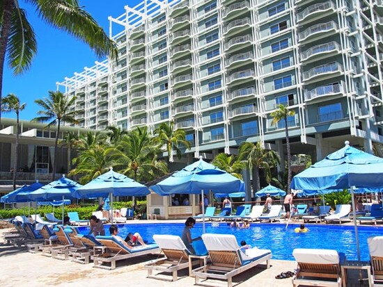 ビーチパラソルやカバナなどホテルのテーマカラー「カハラブルー」で統一されたプール