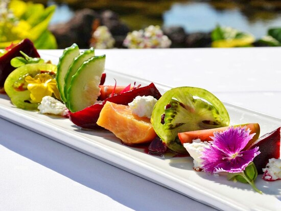 地元の新鮮な食材を使ったメニューを味わって