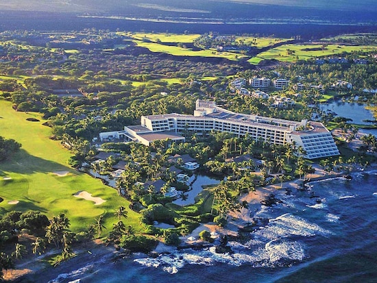 マウナケアとマウナロアから流れた噴火溶岩の台地に建つマウナ ラニ リゾート。宇宙のエネルギースポットと呼ばれるマウイ島ハレアカラも望む