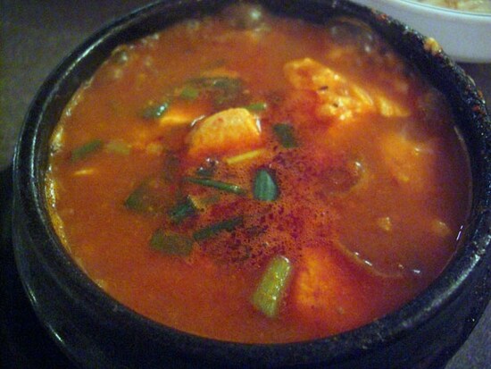 これがソゴンドンこれがソゴンドン名物の「スンドゥブ・チゲ」（オリジナル 8.45ドル）