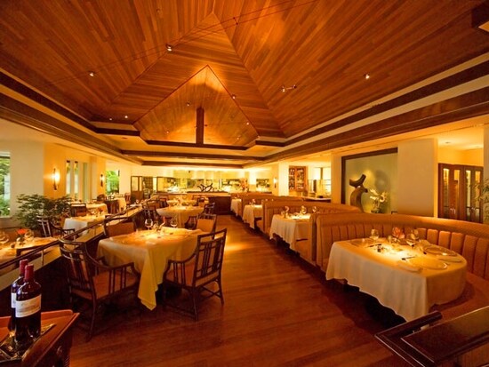 ワイキキから車で15分。ワイキキの喧騒を逃れ、落ち着いた雰囲気の中で食事ができるのは、カハラならでは。「ホク」とはハワイ語で星の意味