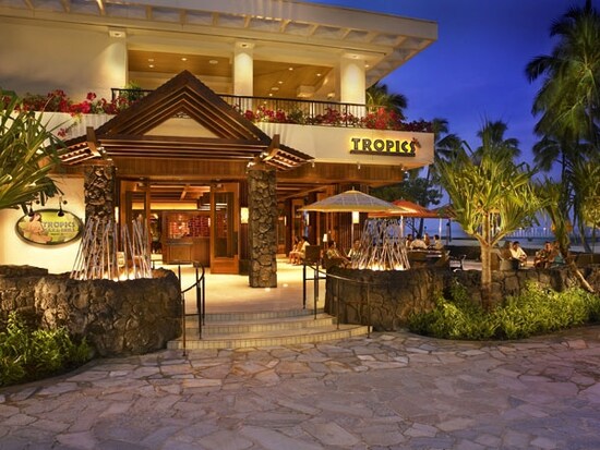 ガイドお気に入りのトロピックス・バー＆グリル。目の前はビーチ。子連れでもビーチバー感覚が楽しめる希少な1軒です