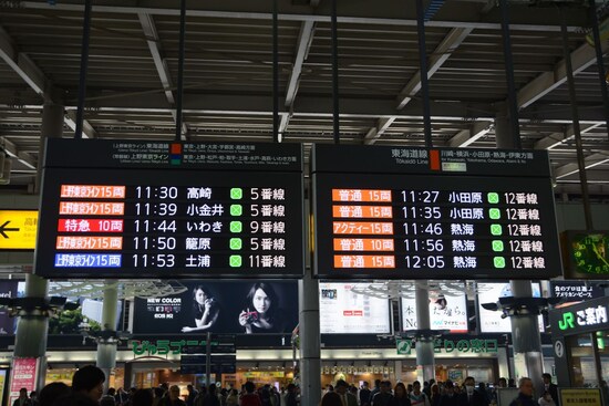 JR品川駅の発車案内板は行き先が多様だ