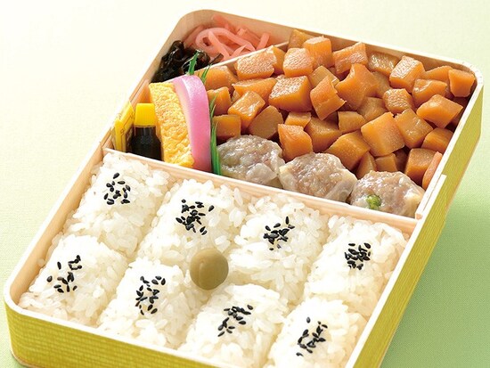 筍煮が約4倍に増量される「ドリーミング筍シウマイ弁当(830円税込)」。掛け紙は「ドリーミング」ということで、龍が夢の中に!? 横浜の街並みにも筍が登場(画像提供:崎陽軒)