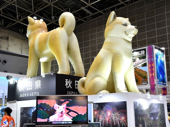 大きな「秋田犬」でアピールした秋田県ブースは国内の中で最も目立ってインパクト抜群だった / 筆者撮影