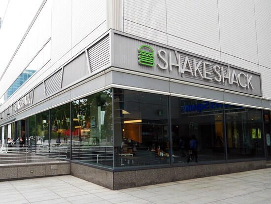 シェイク シャック みなとみらい店は、横浜ランドマークタワーとクイーンズイーストを結ぶ通路にオープン。キハチイタリアンがあった場所。店内からはみなとみらい21地区でおなじみのパブリックアート「モクモク ワクワク ヨコハマ ヨーヨー」が見える(2017年9月27日撮影)