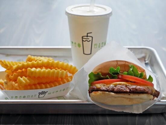 定番メニューの「シャックバーガー(シングル680円)」は、同店オリジナルソースがたまらない!「フライ(スモール280円)」「レモネード(スモール250円)」。すべて税別。単品のみでセット販売はなし(2017年9月27日撮影)