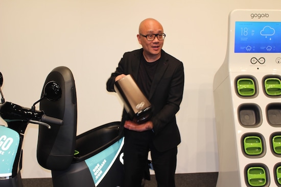 パナソニック製のバッテリーを採用。バッテリーをユーザーが充電するのではなく、充電ステーションで交換するという手法を採用している