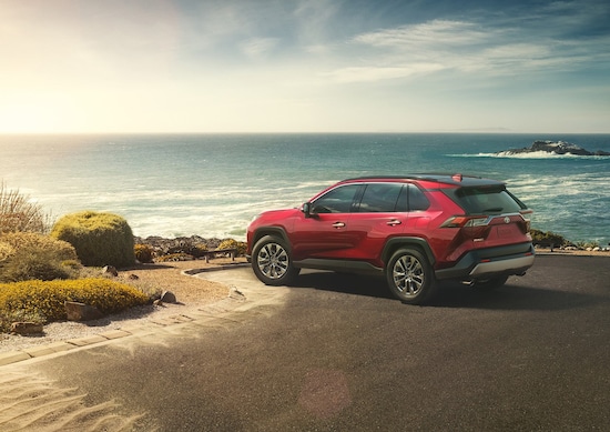 新型RAV4(北米仕様)のボディサイズは、全長4595×全幅1855×全高1770mm、ホイールベースは2690mm。ボディのワイド化、19インチタイヤの装着や最低地上高を高めるなどSUVらしいタフさを強調している