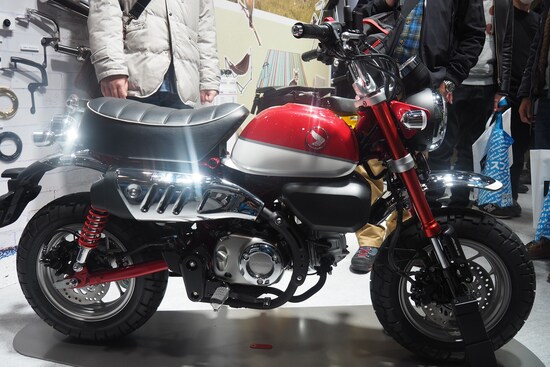 市販予定車となったモンキー125。既にカスタムパーツも展示されていた
