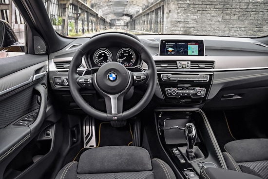 BMWお馴染みのコクピット。安全やコネクティビティは最新装備が与えられている