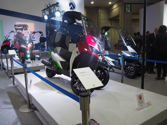モーターサイクルショーで展示されていたAD-1のトリコロールカラーはショーモデル用で、市販車で採用されているカラーリングではないそう!この色が格好良かったのに!