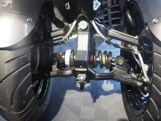 2輪車ではあまり採用されないダブルウイッシュボーンサスペンション。乗り心地が気になる!