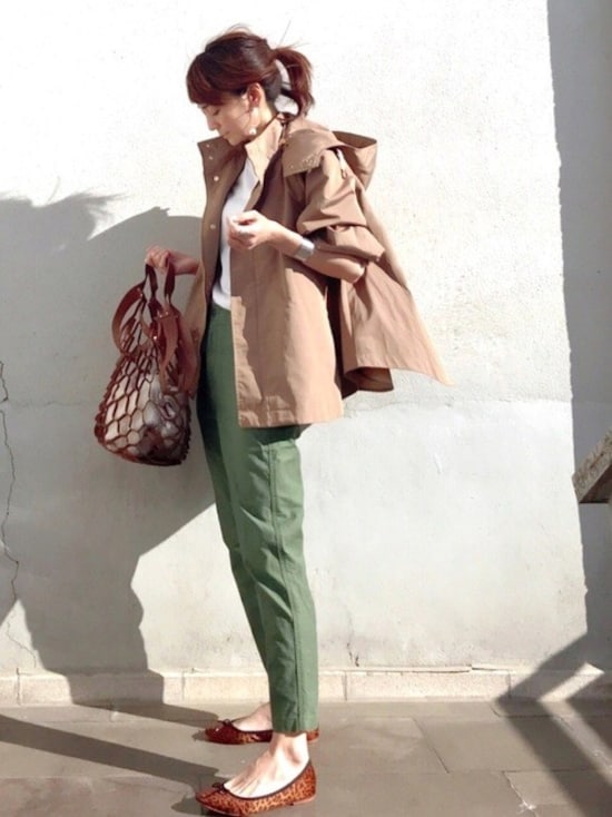 ベージュ×カーキにブラウンの小物を効かせて 出典:WEAR