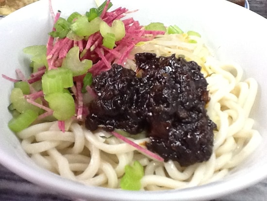 中国10大麺の1つ、ジャージャン麺。中国には様々な麺があるが、冷やし中華は存在しない