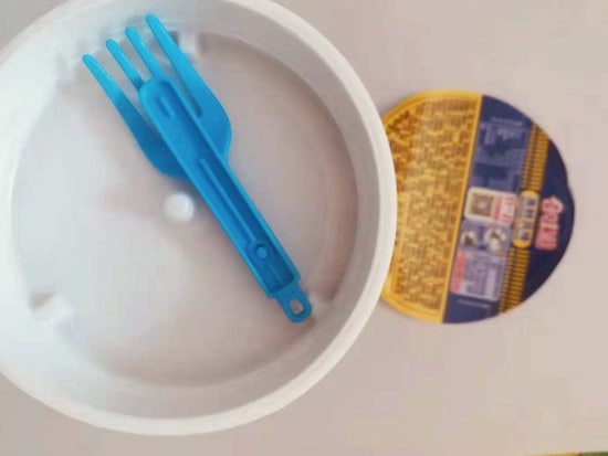 中国の日清カップヌードル。紙の蓋を開けるとフォークが登場（C）劉爽