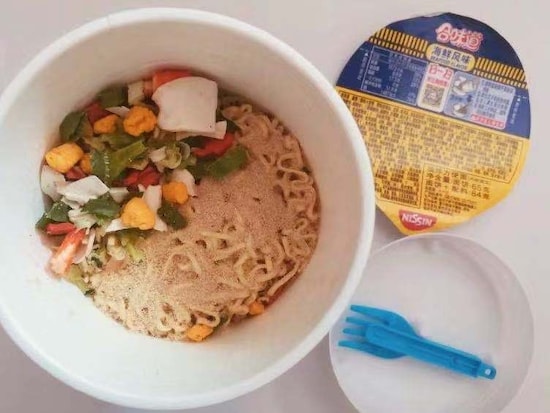 プラスチックの蓋はお湯を入れた後に使用。フォークも完備で至れり尽くせり（C）劉爽