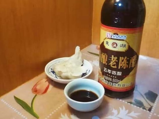 中国のお酢は醤油の色と同じぐらい。この味に慣れると中国の黒酢なしではいられない（C）劉爽