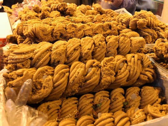 天津で有名なお菓子は天津甘栗ではなく、この「麻花」！小麦の揚げ菓子で、50センチもある大きなものも！