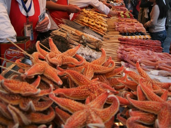 屋台にずらりと並ぶヒトデ、サソリ、内臓など。見た目を考えず食べると美味なものも少なくない