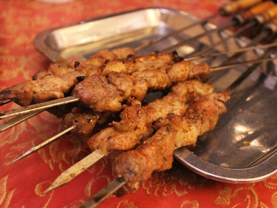 羊肉串（中国のシシカバブ）。羊肉は日本のものとまったく別物で、やみつきになる日本人はけっこういる