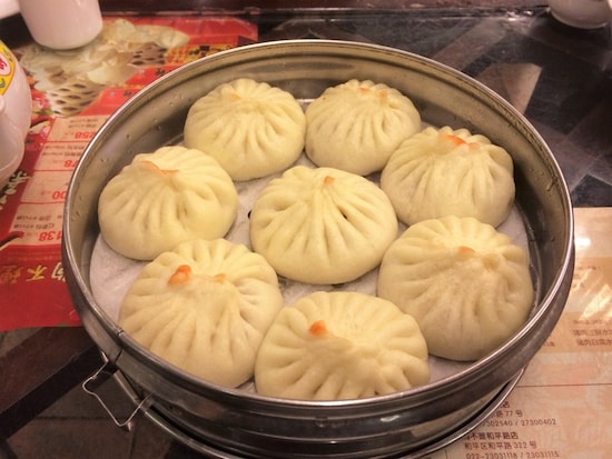 天津名物「狗不理包子」。肉まんと小籠包の中間のような逸品で、西太后も絶賛したと言われている
