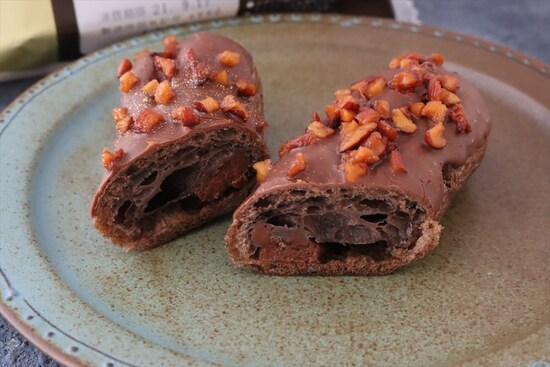 エクレアの中にはベルギー産チョコを使ったチョコクリーム入り